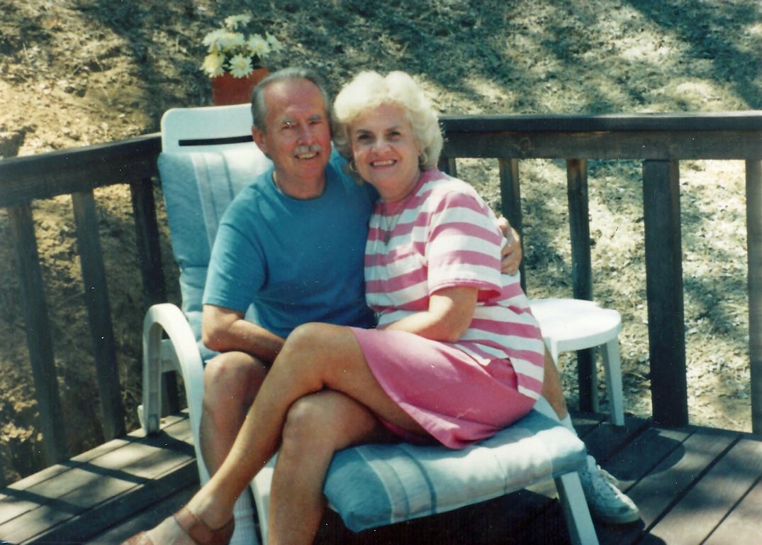 200 013 Mom & Dad- Lake House Deck