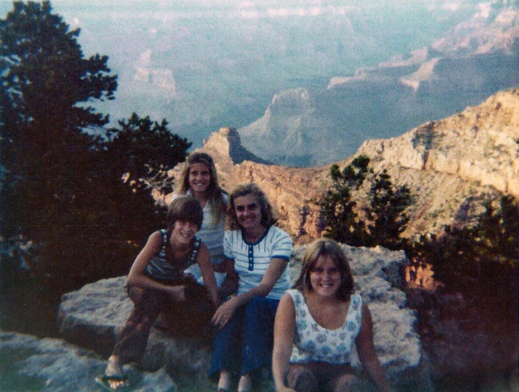 300 020 Mom, Laurie, Ron, Chris at the Grand Canyon