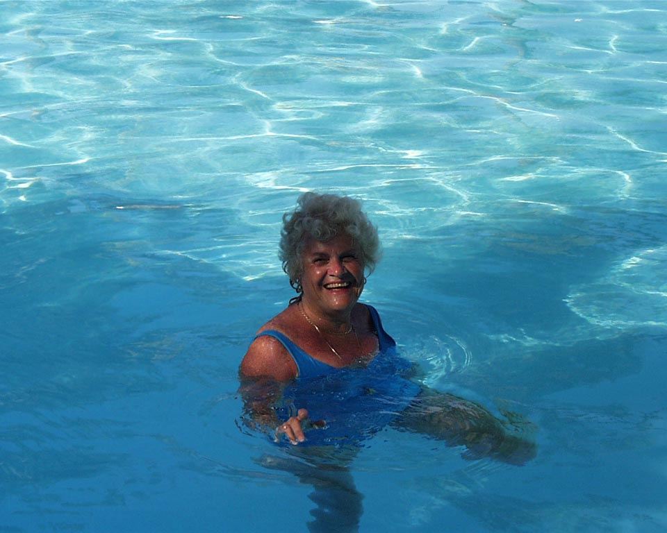 600 016 Cancun-Pool-Mom